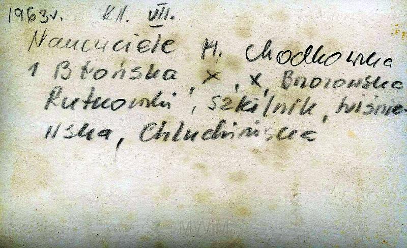 KKE 3434-a.jpg - Rewers zdjęcia KKE 3434. Nauczycielstwo. Szkoła nr.13 w Olsztynie, od lewej siedzący: pierwsza pani Błońska, trzecia Chodkowska, czwarta Brzozowska, piąty Dyrektor Jan Rutkowski, szósta Olga Szkilnik, siódma Wiśniewska, Chludzińska, Olsztyn, 1962 r.